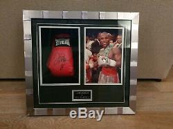 Floyd Mayweather Signed Boxing Glove in Premium Frame/Montage
